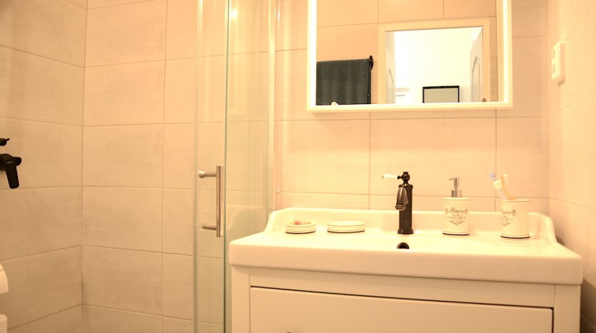 PREDANÉ 1,5 izbový byt po kompletnej čerstvej rekonštrukcii s kompletným zariadením. Jesenná ul. Ružinov – fotka 2