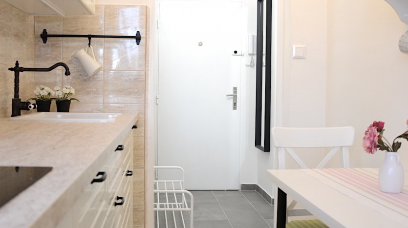 PREDANÉ 1,5 izbový byt po kompletnej čerstvej rekonštrukcii s kompletným zariadením. Jesenná ul. Ružinov – fotka 9